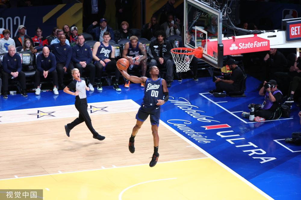 球员们用实 球员们用实